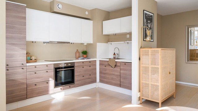 Veggene i leiligheten har malte flater og gulvet er belagt med moderne énstavs parkett.