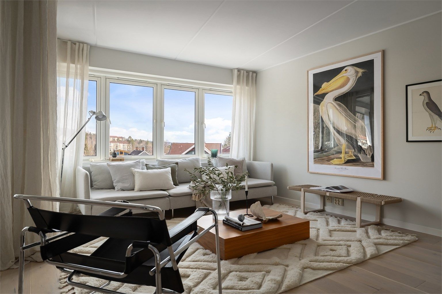 Her er det god plass til både sofa med tilhørende salongbord og tv-seksjon 