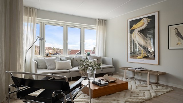 Her er det god plass til både sofa med tilhørende salongbord og tv-seksjon