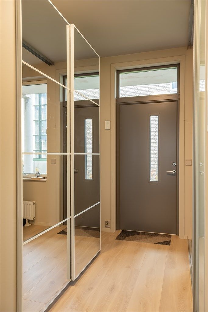 Romslig skyvedørsgarderobe med god innredning