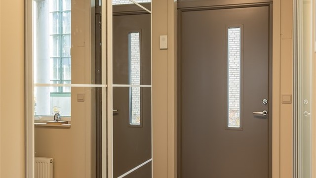 Romslig skyvedørsgarderobe med god innredning