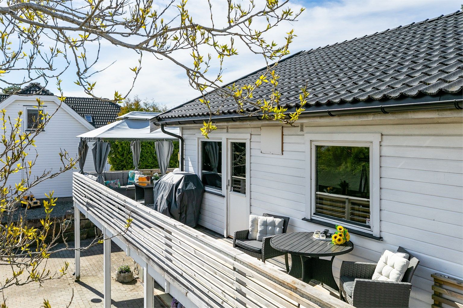 En nær 60 kvm. stor terrasse gir tilgang til solen fra tidlig morgen til sen kveld sommerstid.