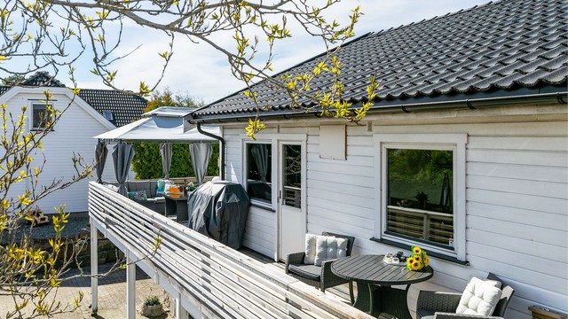 En nær 60 kvm. stor terrasse gir tilgang til solen fra tidlig morgen til sen kveld sommerstid.