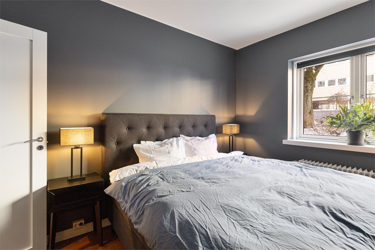 Rommet har god plass til dobbeltseng og nattbord.