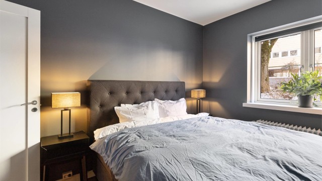 Rommet har god plass til dobbeltseng og nattbord.