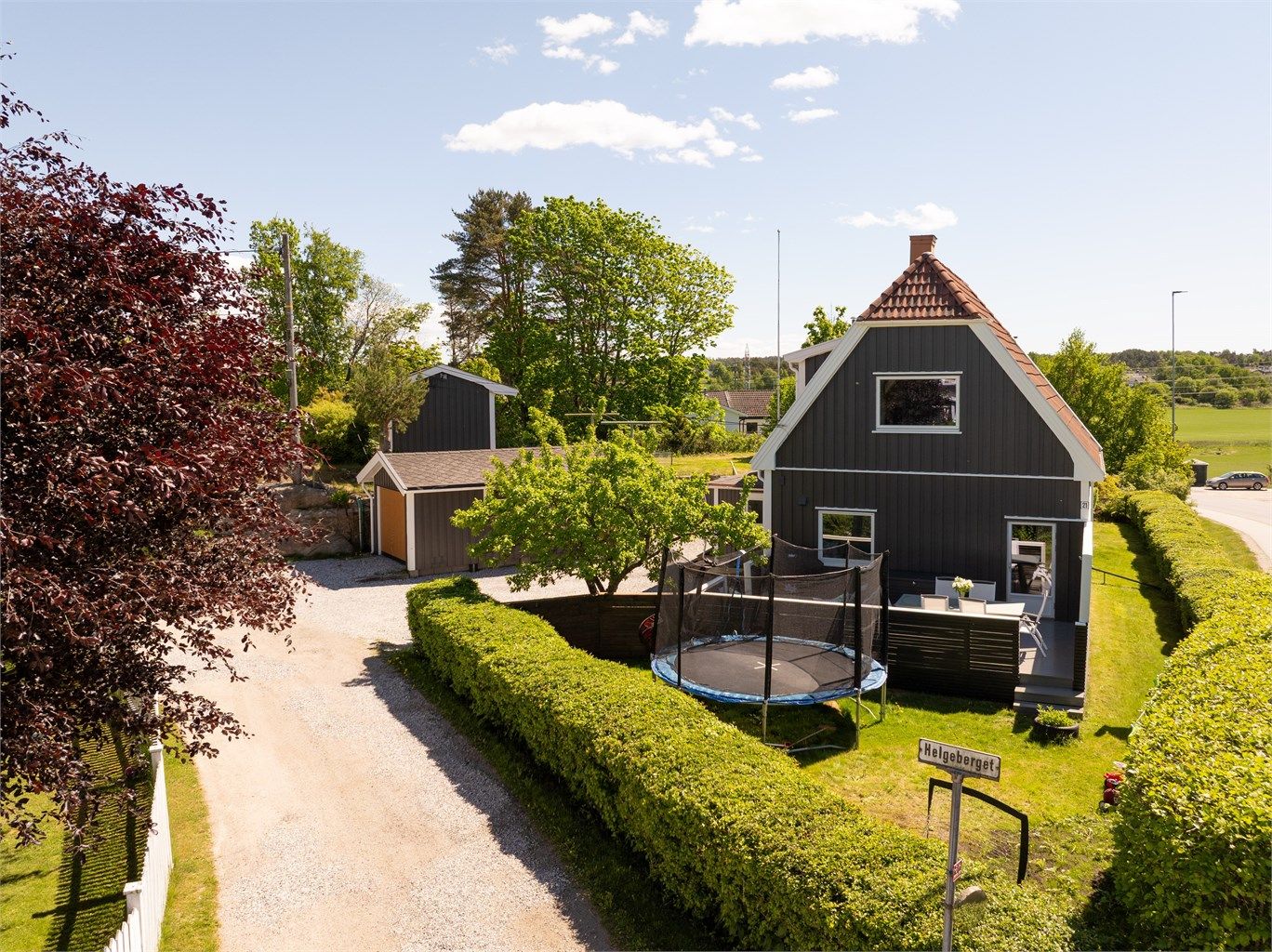 Oppført i 1923 har denne eneboligen mye historie i veggene. Alle rom er imidlertid pusset opp i senere år. I hagen kan du plukke smakfulle plommer fra medio august. Fotograf; Kristoffer Kristiansen.