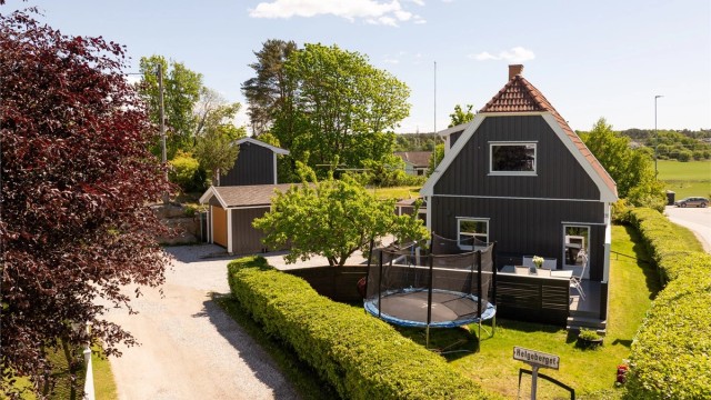 Oppført i 1923 har denne eneboligen mye historie i veggene. Alle rom er imidlertid pusset opp i senere år. I hagen kan du plukke smakfulle plommer fra medio august. Fotograf; Kristoffer Kristiansen.