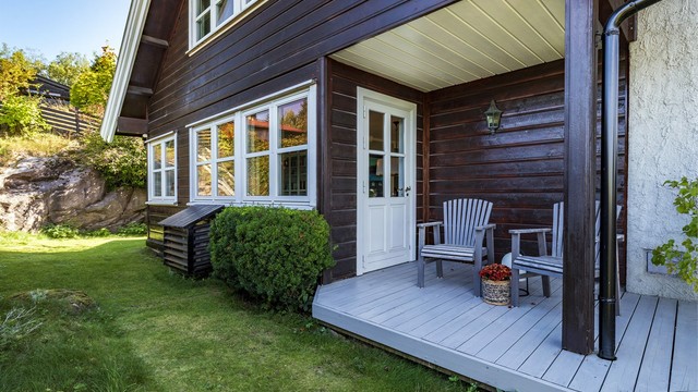 Med utgang fra spisestuen kan man nyte uteområder på begge siden av huset