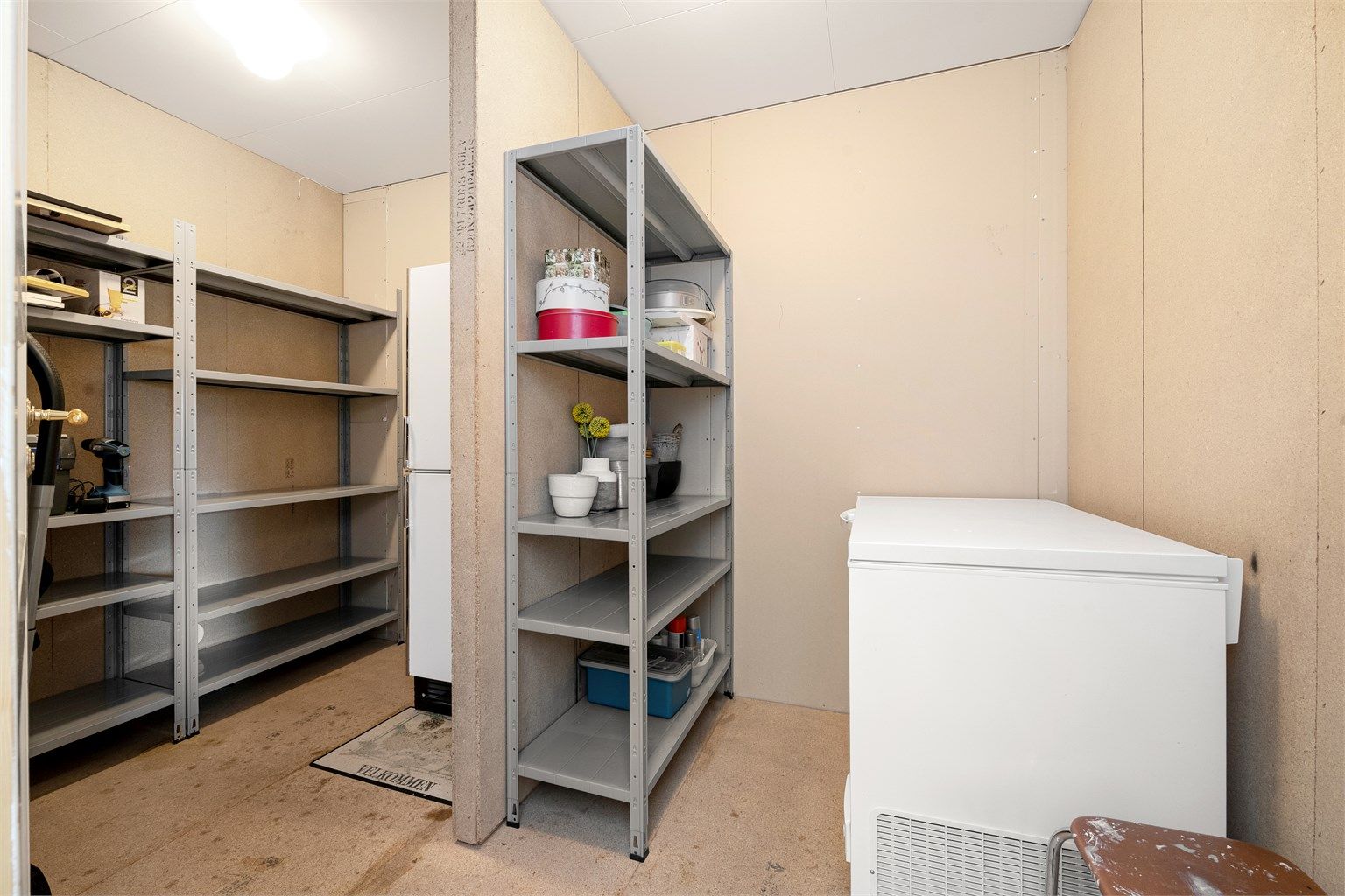Boligen har svært god lagringskapasitet med boder i alle tre etasjer.