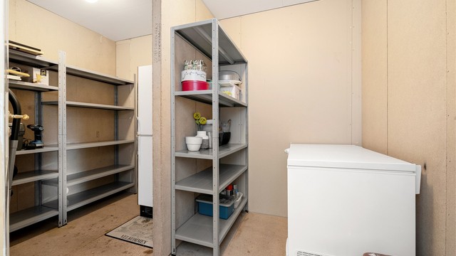 Boligen har svært god lagringskapasitet med boder i alle tre etasjer.