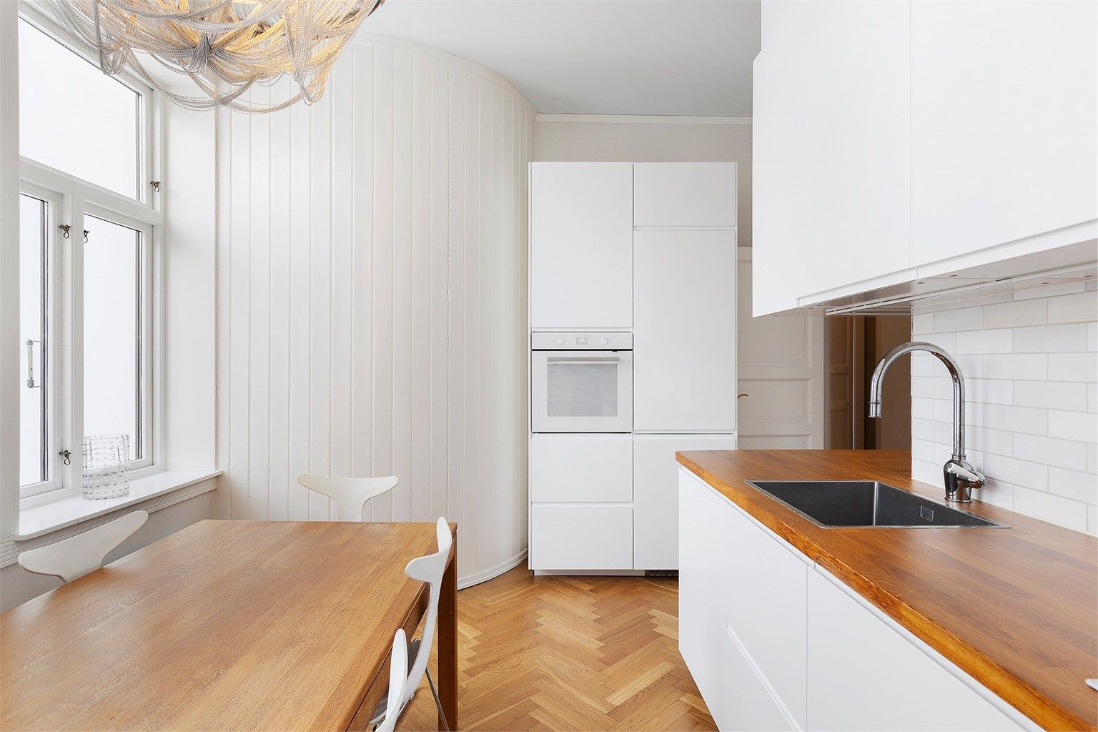 Hvitevarer og spisegruppe medfølger. 