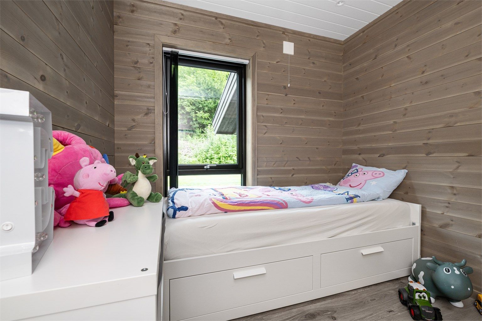 Soverom 2 er benyttet som barnerom, og er på ca 7m²