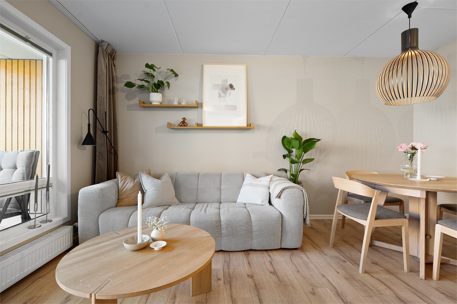 Den romslige stuen har god plass til sofagruppe med tilhørende salongbord. 