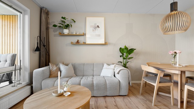 Den romslige stuen har god plass til sofagruppe med tilhørende salongbord.