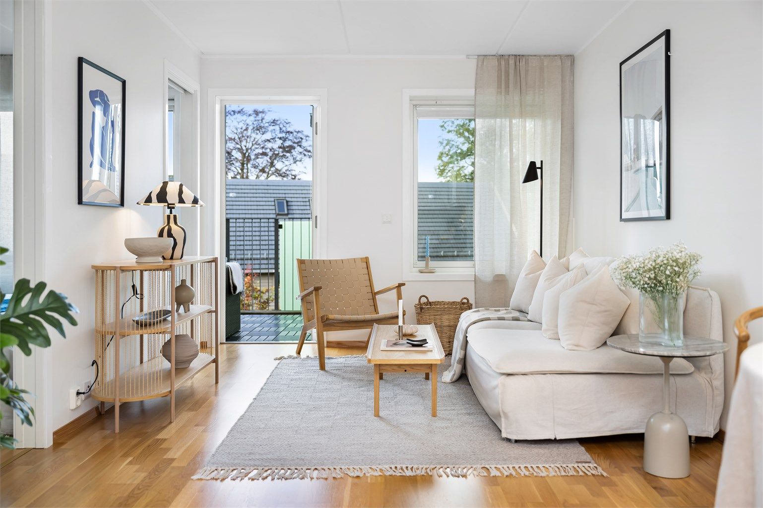 Fin og lys stue med utgang ut til balkongen. 