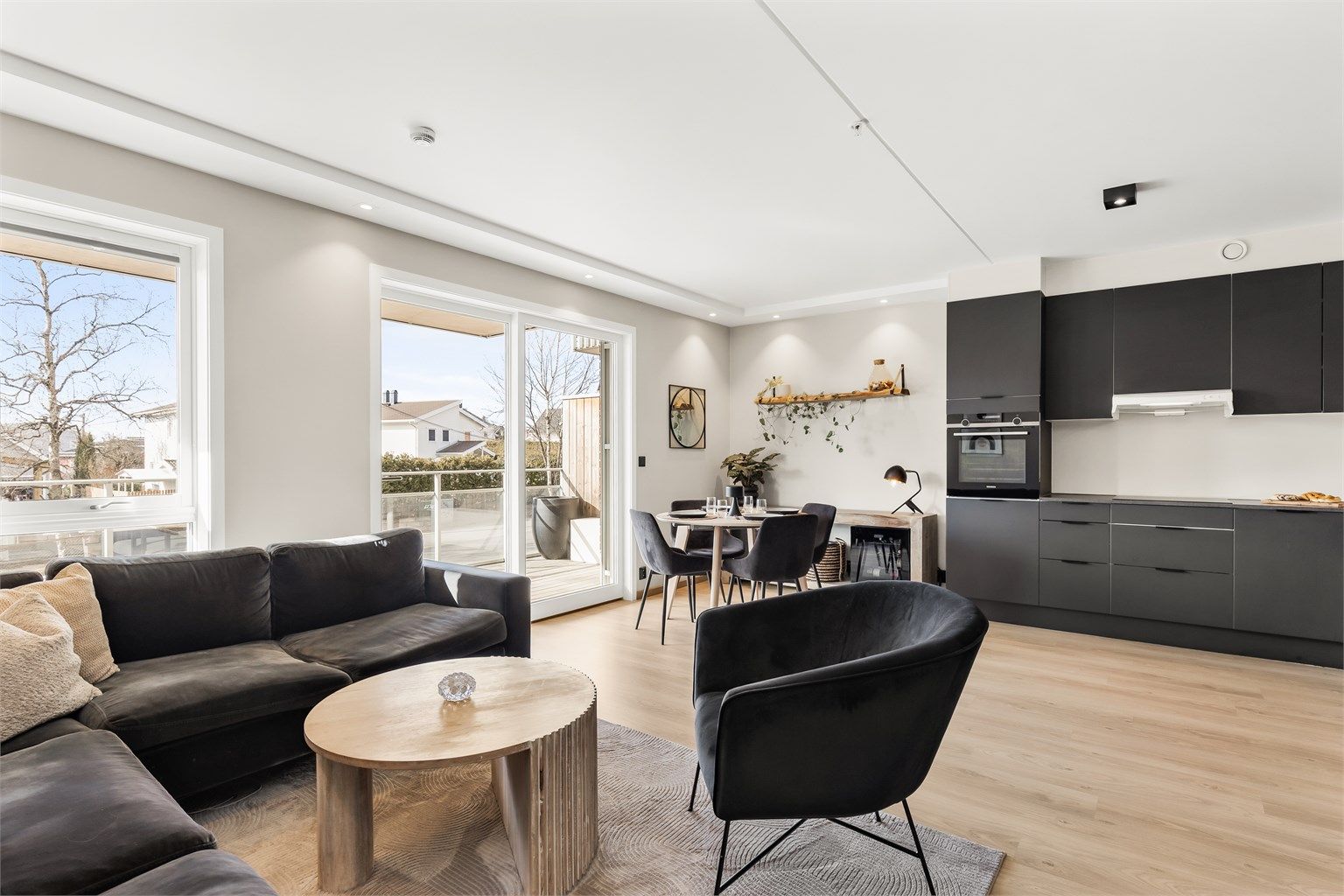 Robin Lauritzen v/ Krogsveen Eiendomsmegling har gleden av å presentere Midtveien 47!