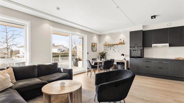 Robin Lauritzen v/ Krogsveen Eiendomsmegling har gleden av å presentere Midtveien 47!