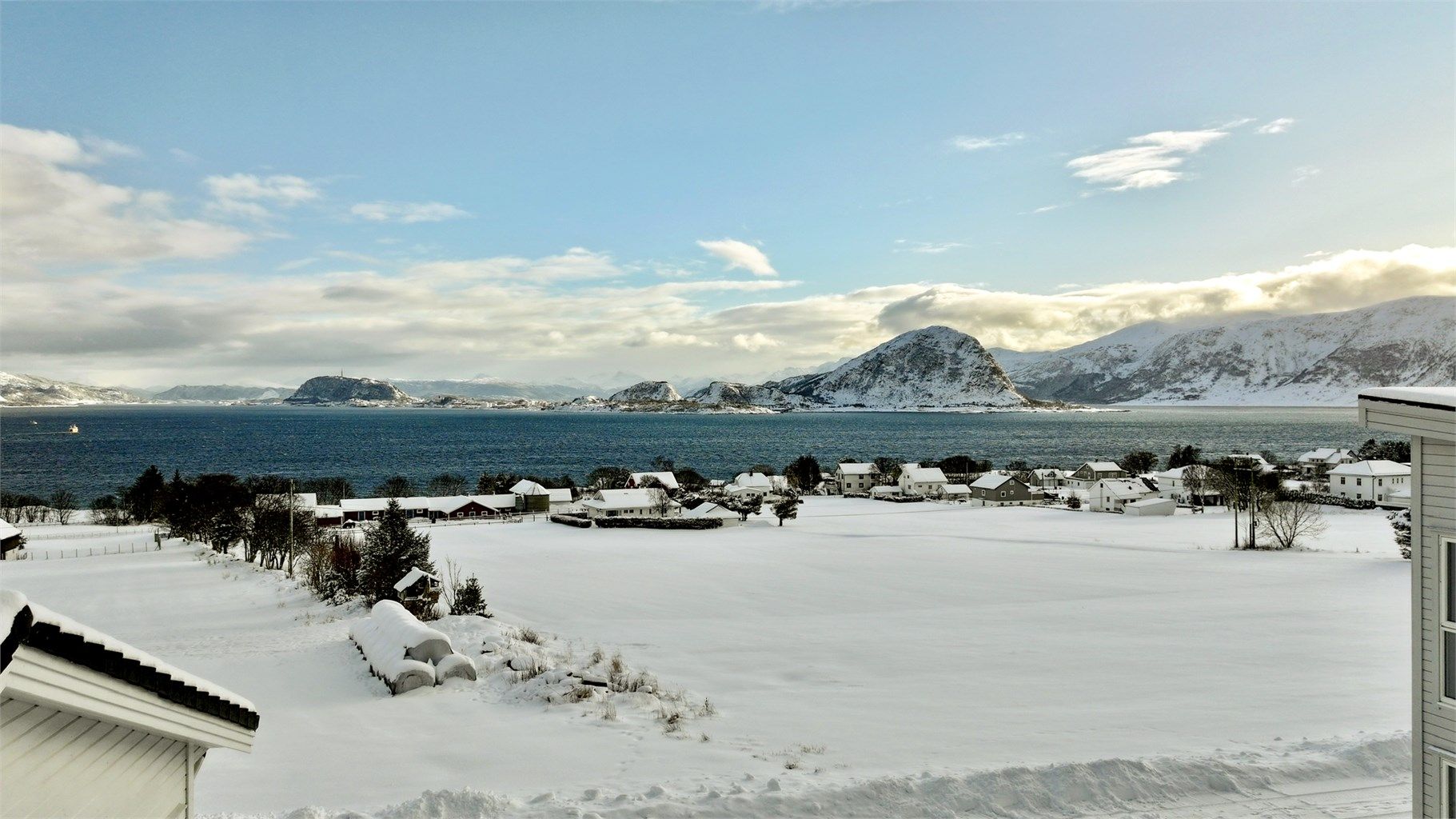 Godøyhallen og Godøy ballbane ligger kun få minutter unna med bil.