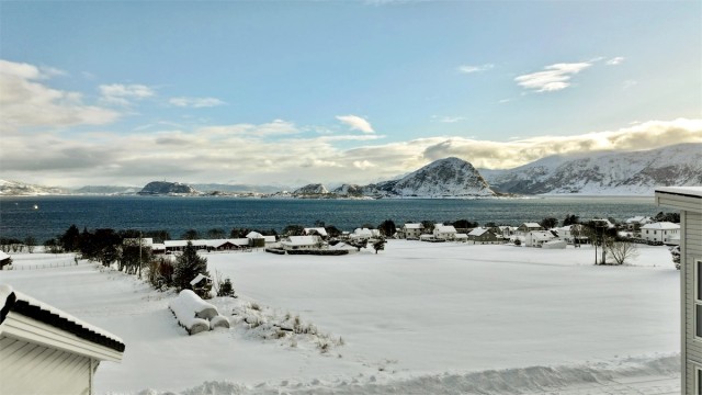 Godøyhallen og Godøy ballbane ligger kun få minutter unna med bil.