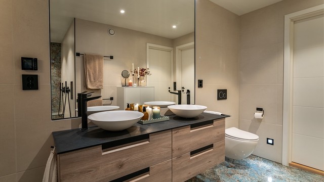 Badene er innredet med designmøbler fra norske Korsbakken.