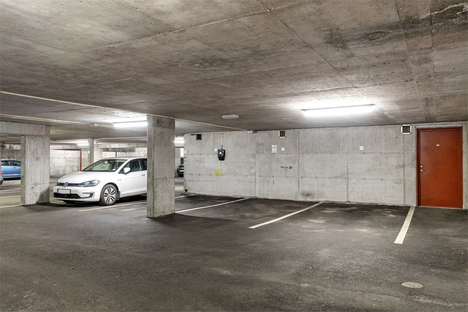 Fast parkering i lukket anlegg med elbillader. 