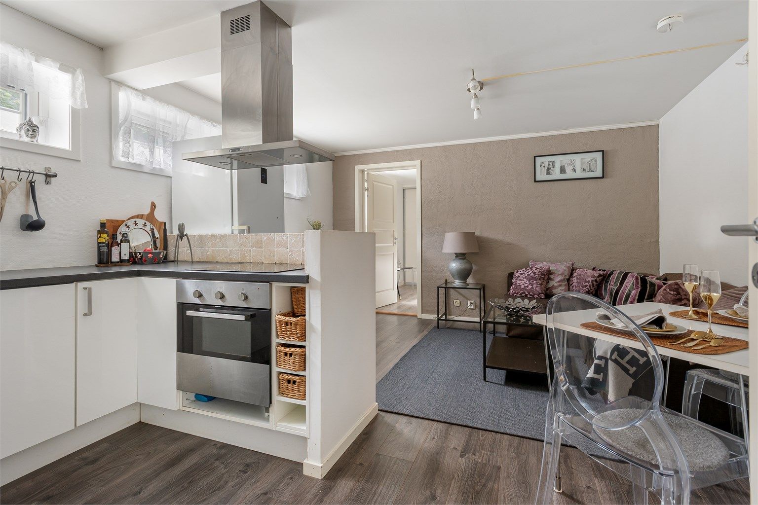 Romslig kjellerstue med åpen kjøkkenløsning og plass til både salong og spisebord