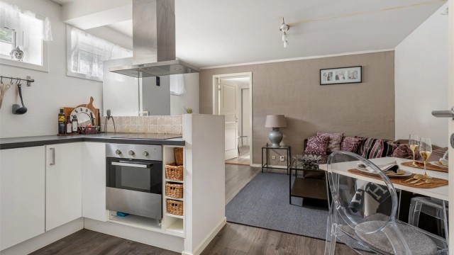 Romslig kjellerstue med åpen kjøkkenløsning og plass til både salong og spisebord