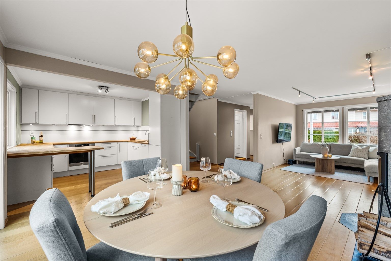 Den gjennomgående planløsningen skaper en god flyt mellom de ulike sonene i etasjen.