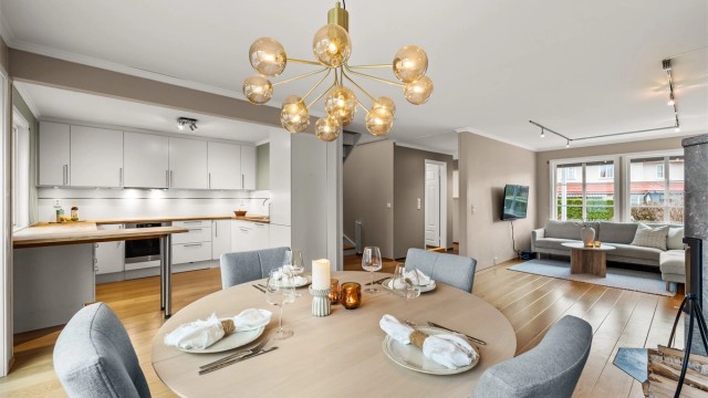 Den gjennomgående planløsningen skaper en god flyt mellom de ulike sonene i etasjen.