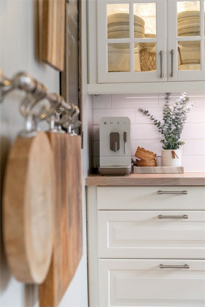 Gode løsninger med benkeskapsbelysning og rikelig med stikkontakter over kjøkkenbenken