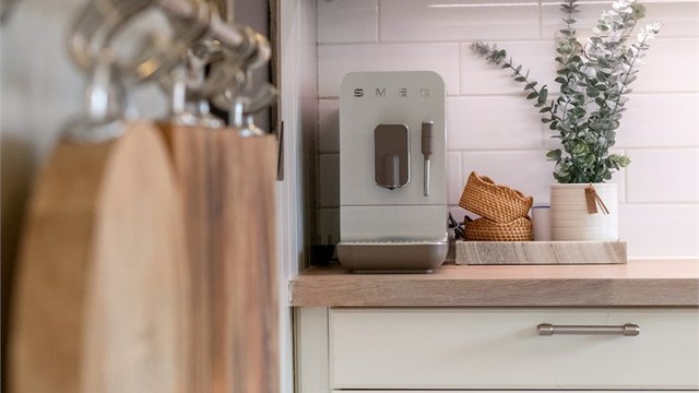 Gode løsninger med benkeskapsbelysning og rikelig med stikkontakter over kjøkkenbenken