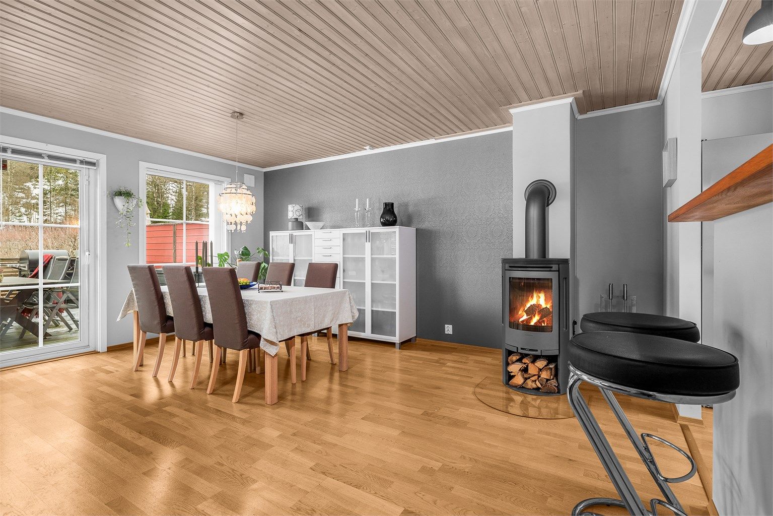 Fra spisestuen er det direkte utgang til den vestvendte terrassen og hagen.