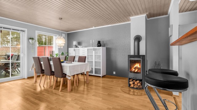 Fra spisestuen er det direkte utgang til den vestvendte terrassen og hagen.