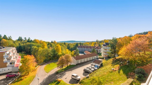 Fra uteplassen er det et åpent utsyn over nærområdet og det omkringliggende landskapet.