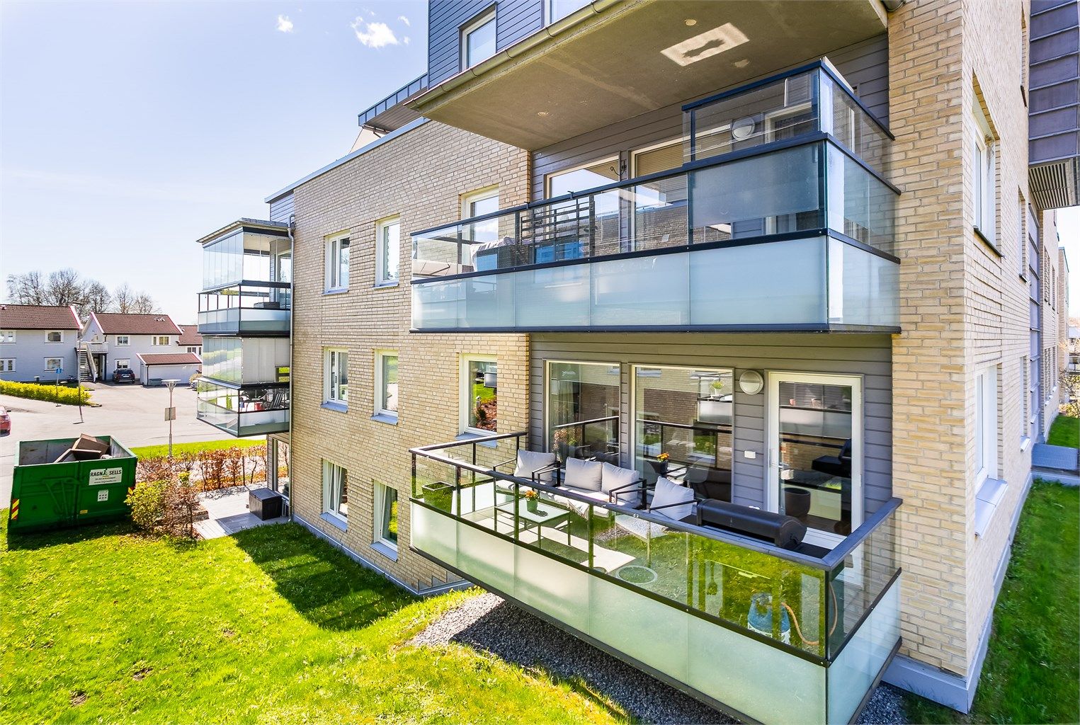 Stor overbygd balkong! Det faktum at balkongen er overbygd gjør at du kan bruke balkongen store deler av året, og utover normal sommersesong.