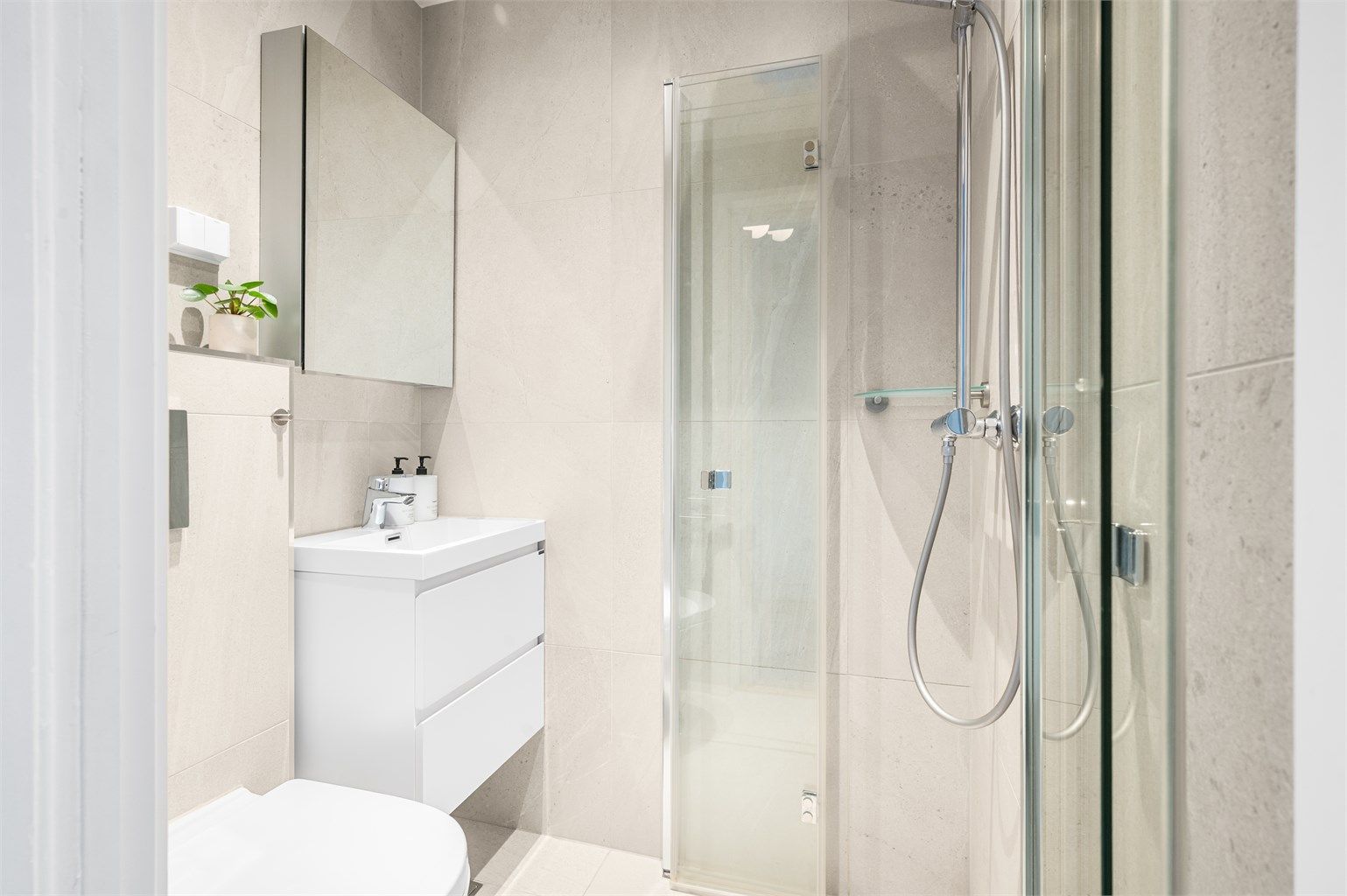 Badet ble pusset opp i 2020 og er utstyrt med elektrisk gulvvarme, vegghengt klosett og dusjhjørne med foldedører i glass.