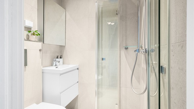 Badet ble pusset opp i 2020 og er utstyrt med elektrisk gulvvarme, vegghengt klosett og dusjhjørne med foldedører i glass.