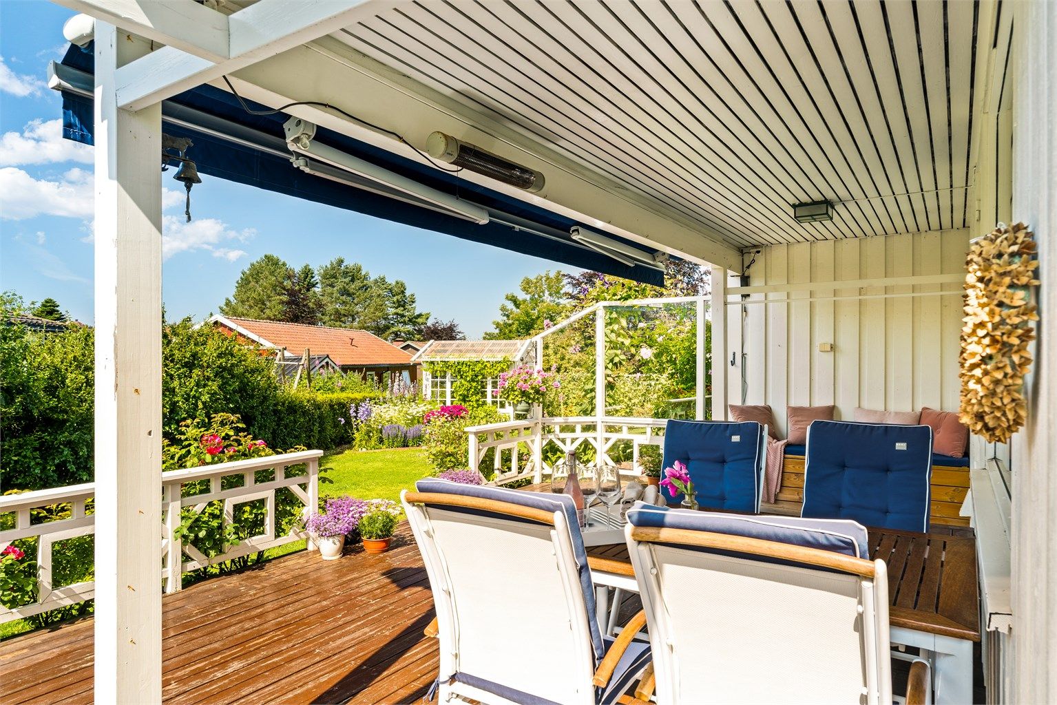 Grønt uteområde med god boltreplass. Her har man god plass til ønsket utemøblement og grill. 