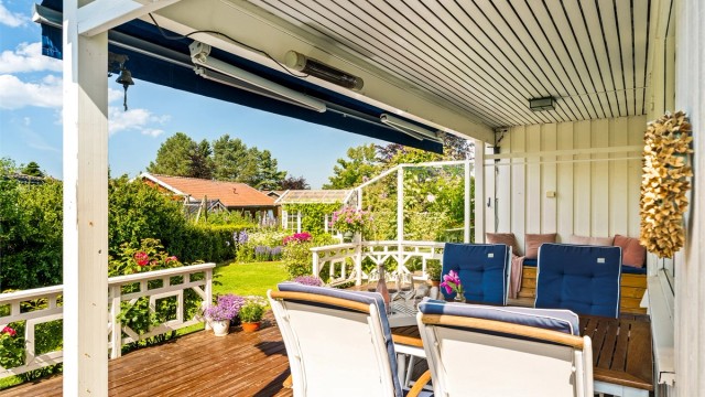 Grønt uteområde med god boltreplass. Her har man god plass til ønsket utemøblement og grill.