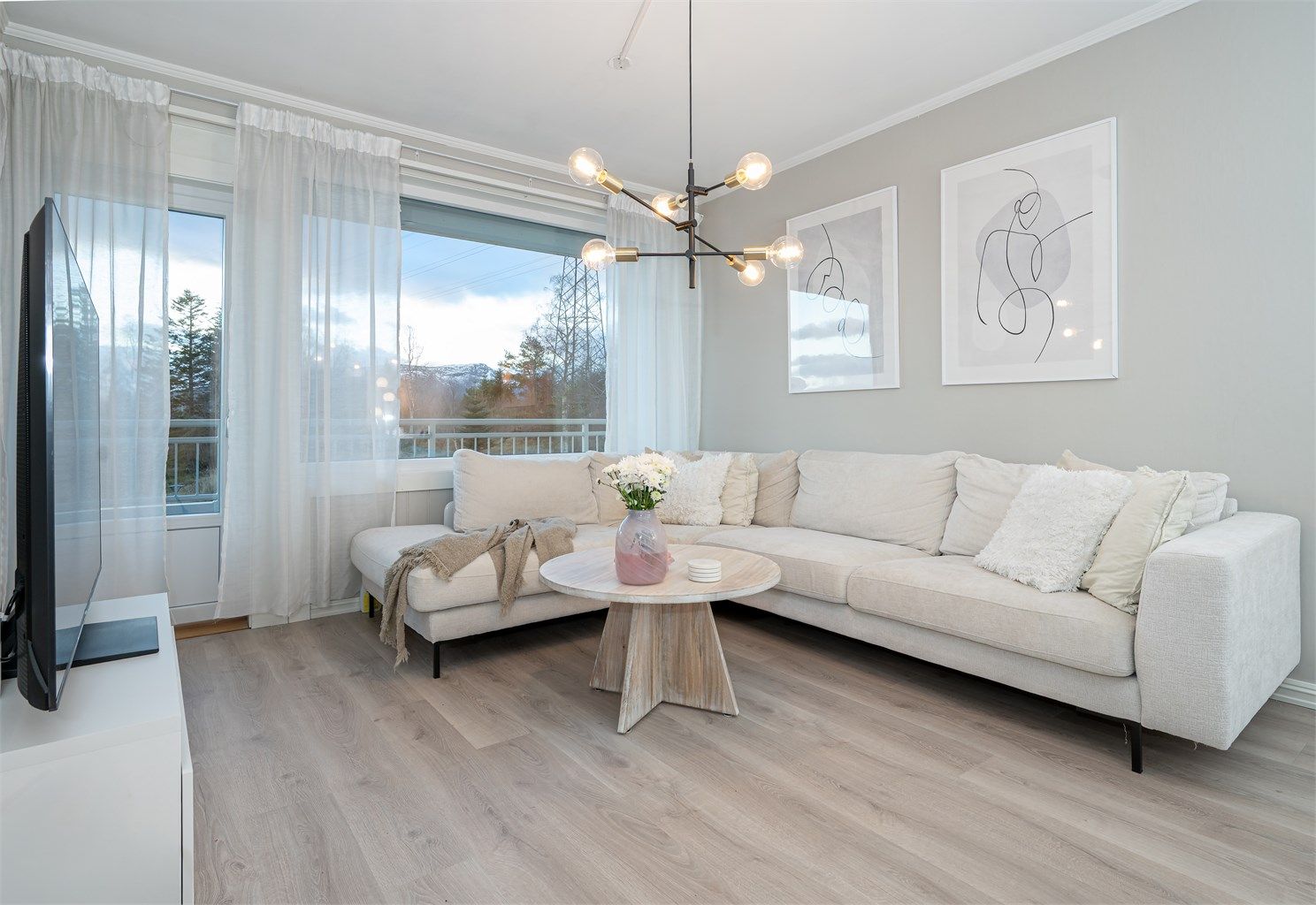 Koselig sofagruppe på stuen med utgang til sydvendt veranda