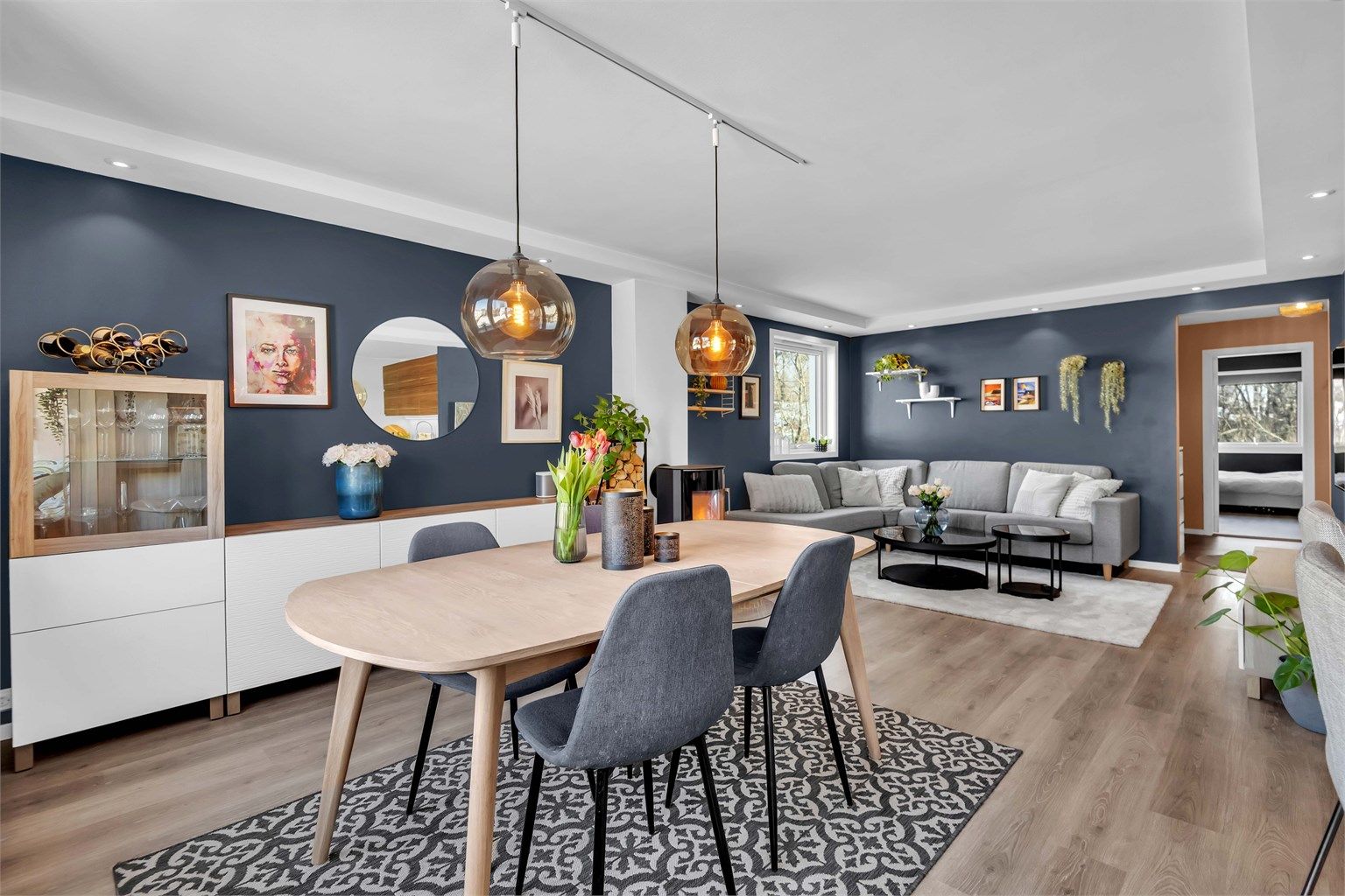 Stuen er i en moderne og åpen løsning til kjøkkenet.  Varme i gulv gir en lun og god varme i rommet.