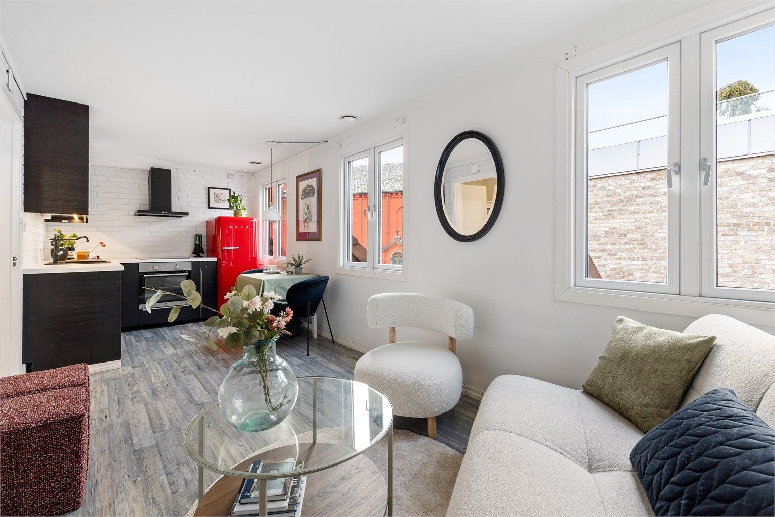 Store vindusflater, nye i 2021, slipper inn rikelig med naturlig lys og skaper en behagelig romfølelse.