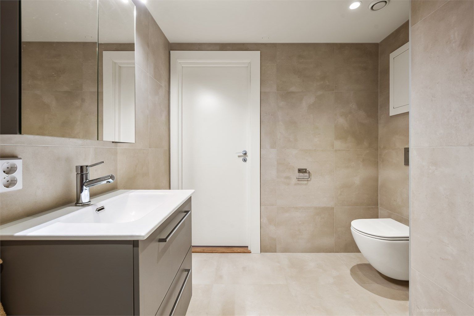 Badet har downlights i tak, elektrisk gulvvarme og opplegg for vaskemaskin/tørketrommel.