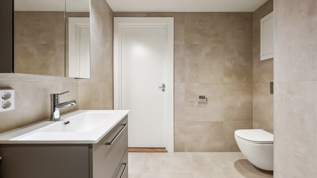 Badet har downlights i tak, elektrisk gulvvarme og opplegg for vaskemaskin/tørketrommel.