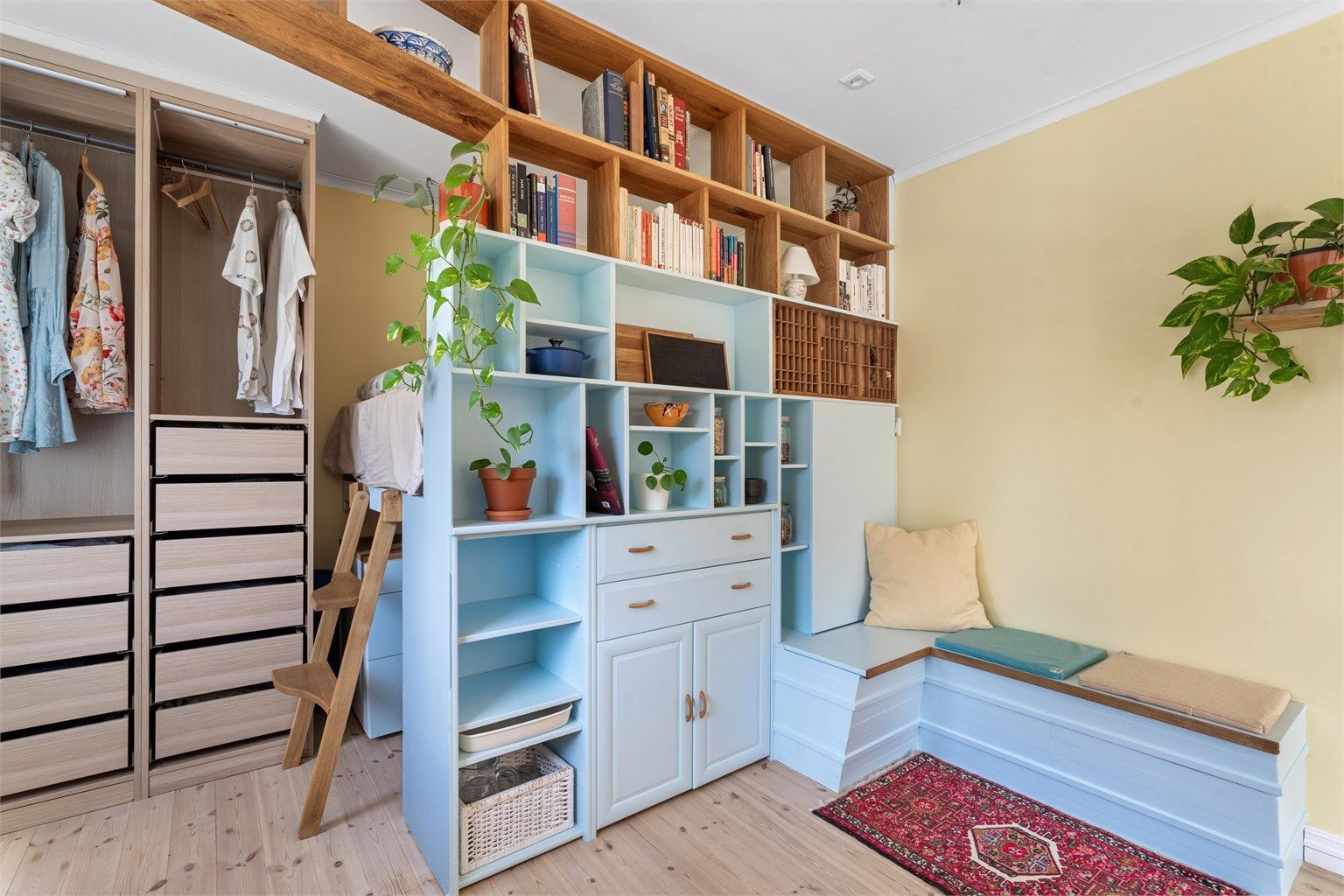 Soverommet er løst med en opphøyd sovealkove, som frigjør gulvplass til en garderobe.