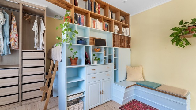 Soverommet er løst med en opphøyd sovealkove, som frigjør gulvplass til en garderobe.