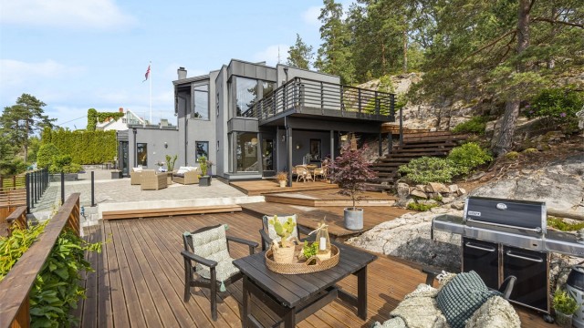 Terrassen på hele 110 kvm er over flere nivåer så her er det meget god plass til utemøbler og loungedel.