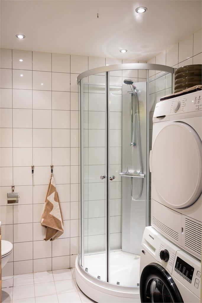 Dusjkabinett er satt inn i nåværende eiers botid. Det er opplegg for vaskemaskin på badet, nåværende eier har etablert en vaskesøyle med tørketrommel også.