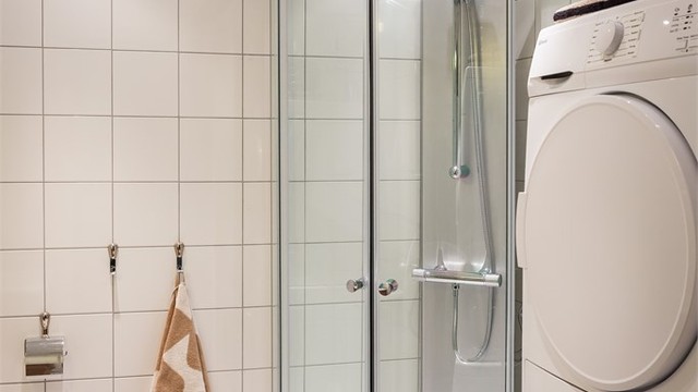 Dusjkabinett er satt inn i nåværende eiers botid. Det er opplegg for vaskemaskin på badet, nåværende eier har etablert en vaskesøyle med tørketrommel også.