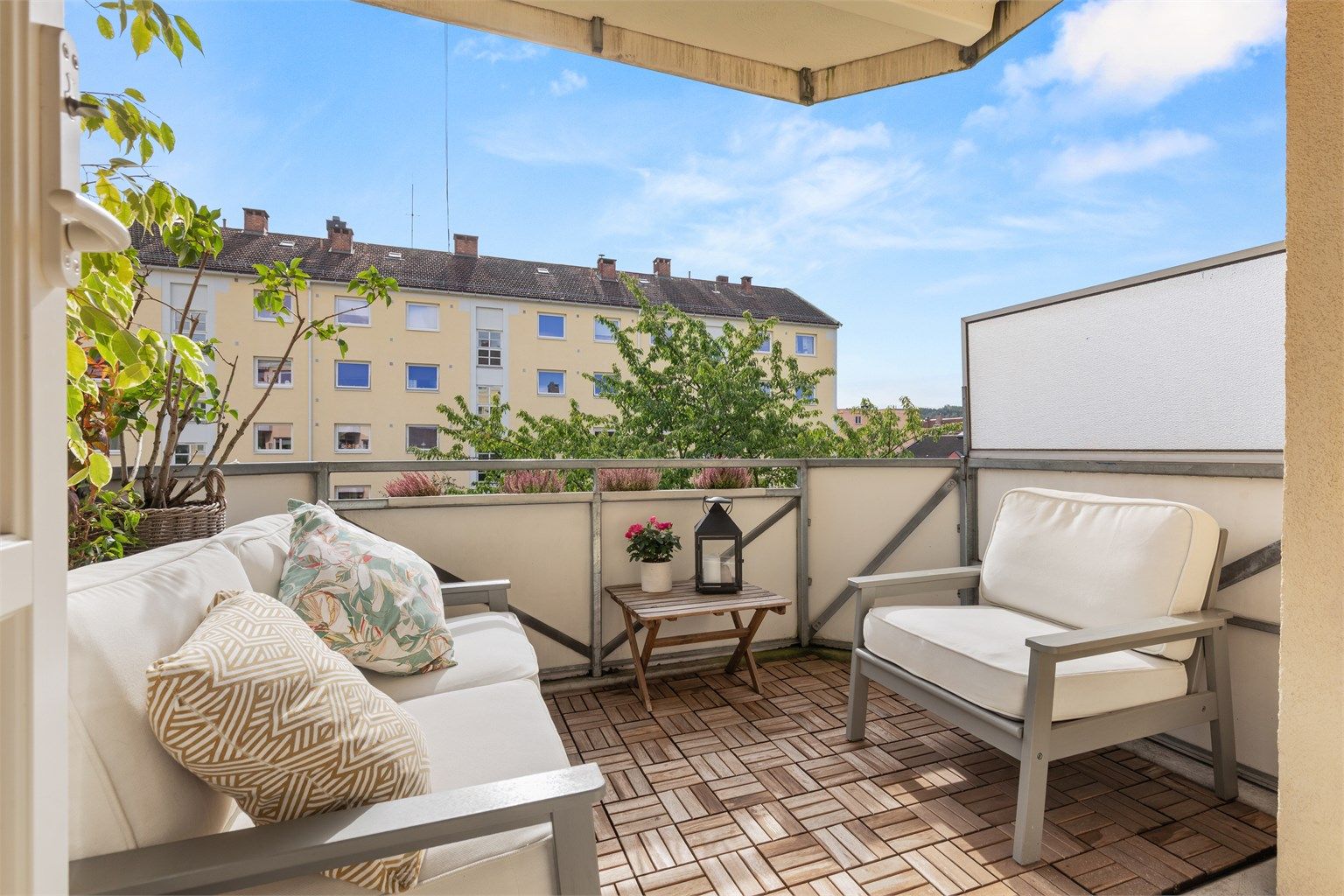 En lys og lekker 3-roms andelsleilighet med herlig balkong og ettertraktet beliggenhet på Ensjø. 